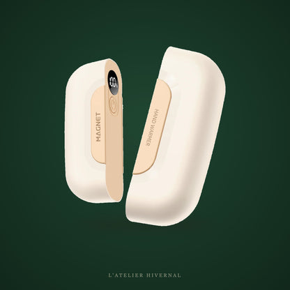 Chauffe-mains magnétique rechargeable, les deux moitiés séparées, sur fond vert sapin
