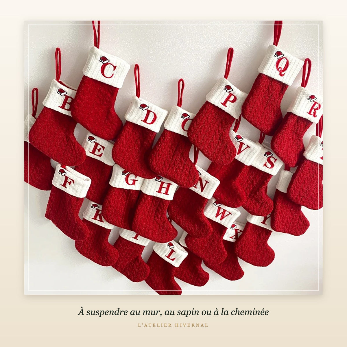 Mini-chaussettes suspendues au mur