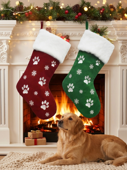 Chaussettes de Noël rouge et verte à motif pattes suspendues à la cheminée, golden retriever devant le feu