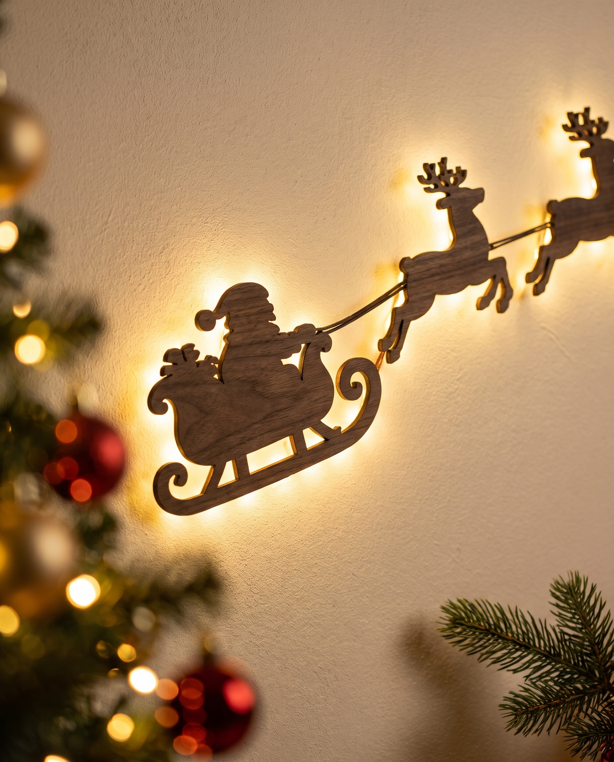 Gros plan sur le Père Noël et son traîneau en bois rétroéclairé
